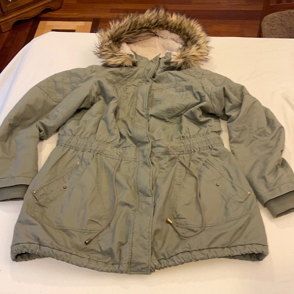 woman’s multi season hooded coat Color is green size 18/20